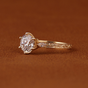 แหวนหมั้นเพชรทรงกลมวินเทจ เพชรเลี้ยงในห้องปฏิบัติการ ทองคำแท้ 14K ดีไซน์ลายดอกไม้ แหวนสัญญาสำหรับผู้หญิง รับรองโดย IGI - Product Image 3
