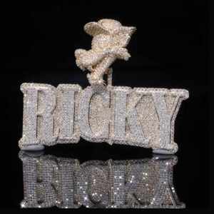 Pendentif Lettre Ricky avec Strass en Cristal Plaqué Or 18K Breloque Thème Unisexe Style Luxe - Product Image 2