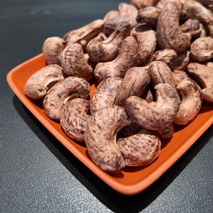 เม็ดมะม่วงหิมพานต์อบเกลือเวียดนาม เกรด WW450 ออร์แกนิก ได้รับการรับรองจาก USDA คุณภาพส่งออก บริการ OEM/ODM ราคาขายส่ง - Product Image 1