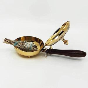 Quemador de Incienso Hecho a Mano en India, Diseño Atractivo, Latón Sólido y Asa de Madera, Quemador de Bakhoor de la Más Alta Calidad - Product Image 2