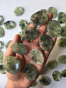 Pierre de préhnite naturelle, pierre de préoccupation, polie à la main, cristal de guérison, pierre pour le pouce - Product Image 4