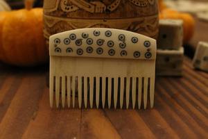 Peine de Hueso Viking 100% NATURAL Clásico, Peine de Hueso Natural Hecho a Mano, Peine para Masaje Capilar y Raspado - Product Image 4