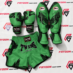 Conjunto de Muay Thai Rojo y Negro Personalizado Más Vendido, Incluye Guantes, Espinilleras y Pantalones Cortos de Muay Thai para Entrenamiento y Combate - Product Image 4