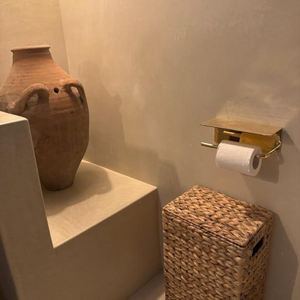 Porte-papier toilette mural finition laiton avec étagère, distributeur de papier toilette décoratif en laiton pour salle de bain - Product Image 3
