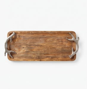 Tabla de servir rectangular artesanal de madera de mango, bandeja decorativa con contorno esculpido y asas de cuerno plateadas - Product Image 1