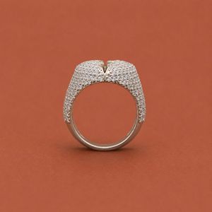 Anillo Hip Hop para Hombre de Plata S925 con Moissanita de Corte Redondo y Engaste de Puntas, Diseño Corazón Roto - Product Image 4