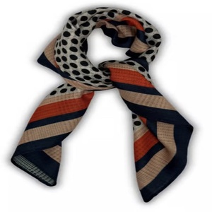 Châle carré en satin de polyester imprimé numériquement avec logo personnalisé, double face à pois, motif tropical, léger, haute qualité, idéal pour l'été - Product Image 6