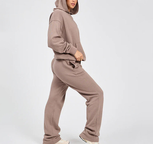 Ensemble de survêtement pour femme en molleton épais de coton French Terry, coupe ample, avec pantalon de survêtement large et droit et pantalon évasé, et sweat à capuche - Product Image 2