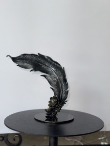 Escultura de Pluma de Hierro Forjado con Base de Flor de Bronce, Decoración para el Hogar, Arte, Artesanía, Adorno Fundido, Rosa Eterna, Aniversario - Product Image 4