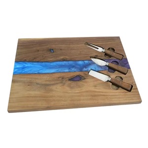 Tabla de Quesos de Madera de Nogal Negro 100% Ecológica y Duradera, Tabla de Cortar Rectangular con Cuchillos - Product Image 1