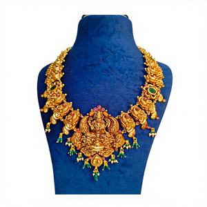 ชุดเครื่องประดับโบราณสีทองรูปเทพีพระลักษมีและนกยูงประดับด้วยพลอยเค็มพ์ แบบดั้งเดิมของอินเดียใต้สำหรับเจ้าสาว สร้อยคอแบบด้าน - Product Image 1