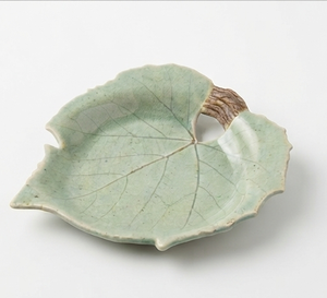 Plateau de service en céramique fait main, motif feuille, finition polie verte, idéal pour usage résidentiel, parfait pour hôtel, maison et table. - Product Image 1