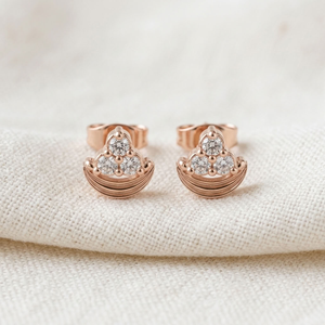 Boucles d'oreilles clous en or rose plaqué diamant pour femme, trois pierres rondes taille brillant, luxe - Product Image 2