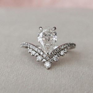 Bague de fiançailles classique Art Déco en or blanc 14 carats avec moissanite taille poire, anneau en V et couronne, style vintage, cadeau idéal - Product Image 1