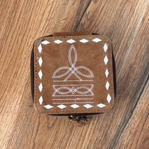 Sacs à cosmétiques en cuir suédé personnalisés de qualité supérieure et ensembles de boîte à bijoux en cuir suédé véritable tan de luxe avec détail de point de botte - Product Image 4