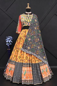 ชุดเลเฮนกาโชลีคุณภาพสูงสำหรับผู้หญิง ทำจากผ้าไหม พร้อมงานปักมืออย่างประณีต ตกแต่งด้วยกระจกแท้ เหมาะสำหรับงานแต่งงานและงานเลี้ยง - Product Image 5