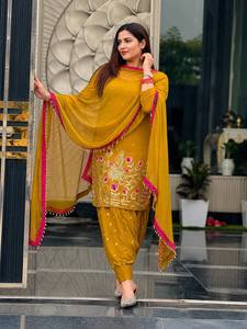ชุดสาหรี่กะมีซผ้าจอร์เจตต์ปักลายสีเหลือง พร้อมผ้าคลุมไหล่ แบบดั้งเดิมของอินเดียและปากีสถาน สำหรับงานแต่งงานและงานเลี้ยงสำหรับผู้หญิง - Product Image 3