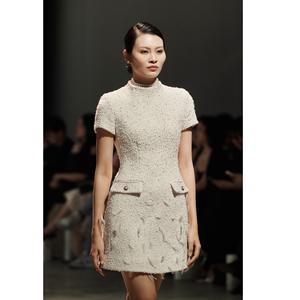 Robes décontractées de haute qualité, nouveau design, MOGAN EMB MINI DRESS, douceur chauffante, anti-rides, respirante, robe pour femme en blanc, avec détails perles. - Product Image 1