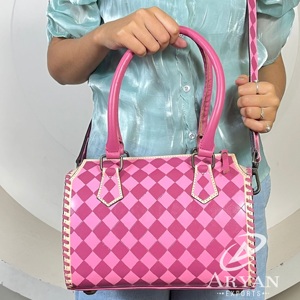 2026 Wholesale Lightweight Travel Duffel Bag Large Capacity Hand <b>Tooled</b> Checkered Pattern Zipper Crossbody Speedy Bags for Women - Product Image 1