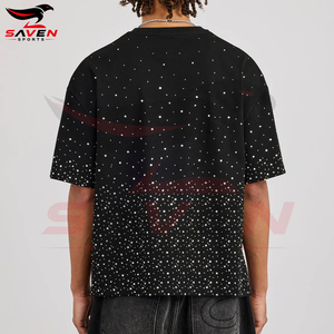 เสื้อยืดโอเวอร์ไซส์ประดับคริสตัลสั่งทำขายส่งสำหรับผู้ชาย สไตล์สตรีทแวร์ ผ้าคอตตอนหนานุ่ม ตกแต่งคริสตัลด้วยเทคนิค Hot Fix ทรงไหล่ตก - Product Image 3