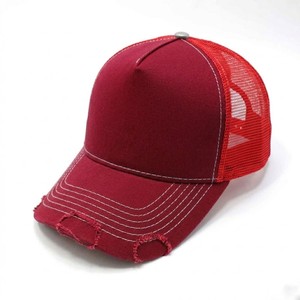 Gorra Trucker Roja Vintage Premium con Efecto Desgastado, Malla Transpirable en la Parte Trasera, Cierre a Presión, Estilo Casual Urbano, Gorra de Béisbol - Product Image 1