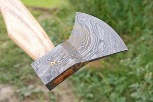 Hache de camping artisanale en acier Damas avec manche en bois de frêne et étui en cuir, hache de survie Tomahawk, OEM ODM, vente en gros - Product Image 3