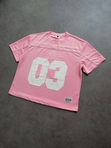 เสื้อยืดคอกลมผ้าตาข่ายระบายอากาศคุณภาพสูงแบบ OEM สกรีนลายละเอียดแน่นหมายเลข 03 พร้อมดีเทลการตกแต่งแบบ Piping สไตล์สตรีทแวร์ - Product Image 2