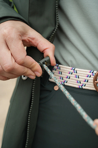 Chaqueta impermeable para mujer, de poliéster, lisa, para lluvia, negra, cortavientos, con capucha, de 3 capas. - Product Image 3