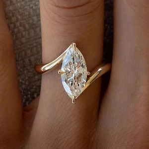 Anillo de Compromiso con Diamante Corte Marquesa, Oro Sólido de 18K, Engaste de Garras, Banda Pavé, Joyería Fina Clásica para Mujer - Product Image 6