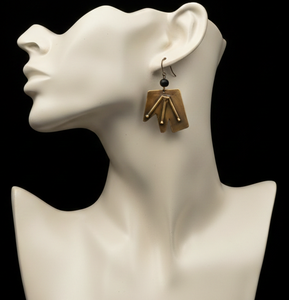 Boucles d'oreilles pendantes géométriques en laiton doré faites à la main, avec accents de perles noires, revêtement PU durable résistant au ternissement pour femmes - Product Image 5