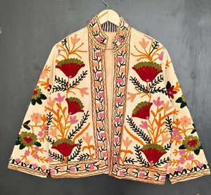 Chaqueta de Lona Bordada a Mano con Diseño Suzani, Patrones Florales Cosidos a Mano, Riqueza Cultural y Artesanía - Product Image 1
