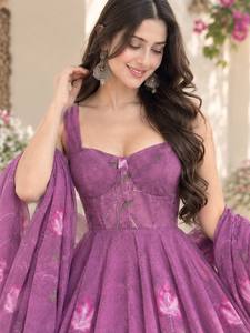 Conjunto Sharara con estampado floral morado con blusa sin mangas y dupatta para mujer - Product Image 4