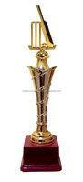Trophée de cricket en laiton, design personnalisé, finition moulée sous pression, gravure laser, impression typographique pour école