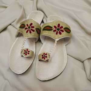 Sandales à lanières brodées florales pour femmes, modèles personnalisés, faible MOQ et prix, chaussures d'été antidérapantes à bout ouvert pour femmes et filles - Product Image 6