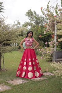 Conjunto de Lehenga Choli de Seda Roja para Mujer con Puntos de Lentejuelas Doradas, Traje Tradicional Indio para Boda, Corte Regular, Largo hasta el Suelo, Sin Arrugas - Product Image 4