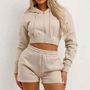 Ensemble de survêtement décontracté pour femme avec sweat-shirt court à capuche et short à cordon de serrage, couleur unie, manches longues, coupe régulière, pour l'automne - Product Image 1