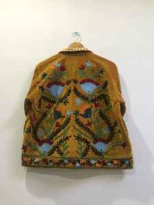 Chaqueta de Terciopelo Suzani Hecha a Mano: Prenda Exterior Étnica Boho Bordada, Chaqueta Corta Bordada Estilo Boho de la India - Product Image 5