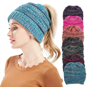 Bonnet tricoté rayé imprimé numérique pour femme, collection automne-hiver, avec crochet extensible pour queue de cheval haute, chaud et élastique, idéal pour l'extérieur - Product Image 6