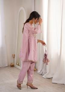 Conjunto coordinado de salwar kameez de seda rosa con encaje y espejo, Kurti corto de secado rápido y pantalón, ropa festiva india moderna para fiestas, para mujer. - Product Image 6