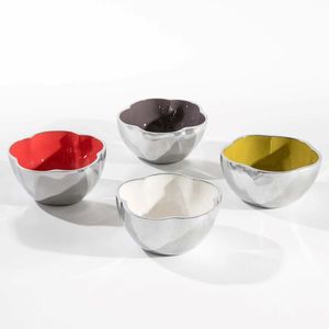 Elegante tazón de metal para servir con acabado esmaltado, perfecto para servir ensaladas, frutas, bocadillos y comidas especiales en casa. - Product Image 6