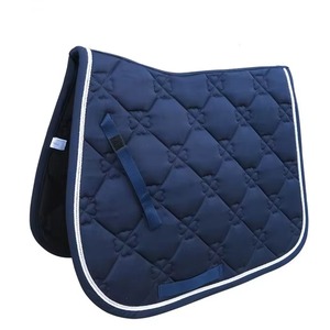 Tapis de selle pour cheval de qualité supérieure en coton et polyester avec sangle de maintien absorbant les chocs pour le dressage, le saut d'obstacles et l'équitation - Product Image 1