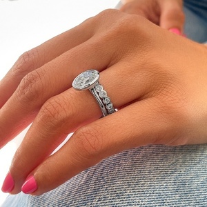 Bague de fiançailles en or massif 18 carats avec diamant de laboratoire ovale de 2,26 ct, sertissage clos, certifiée IGI, vente en gros - Product Image 1