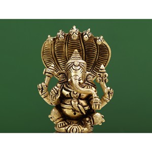 Escultura Ganesha pequeña de cuatro brazos de 4 pulgadas sentada en serpiente de cinco capuchas en latón - Product Image 4