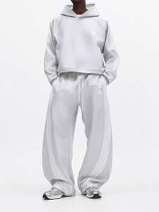 ชุดวอร์มผ้าฟลีซคอตตอน 100% สีเทาอ่อน 440gsm พิมพ์ลาย พร้อมเสื้อฮู้ดโอเวอร์ไซส์ กางเกงขายาวทรงกระบอก แต่งเส้นโค้ง - Product Image 5