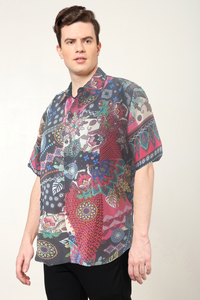 Camisa Moderna para Hombre con Estampado Abstracto en Poliéster Multicolor, Corte Regular, Cuello Clásico y Mangas Cortas, Diseñada para Uso Casual - Product Image 3