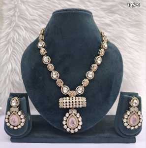 Conjunto de collar largo tradicional Polki Kundan con colgante de piedra verde esmeralda en forma de lágrima y pendientes a juego para mujer, para boda - Product Image 2