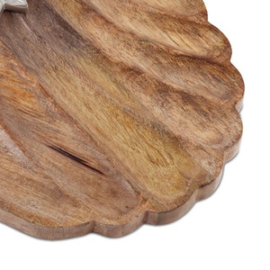 Plateau de service en bois charmant en forme de citrouille, avec grain de bois naturel et une poignée en argent ornée pour servir les aliments - Product Image 3