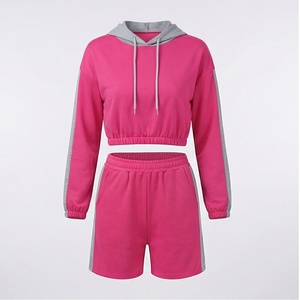Ensemble 2 pièces pour femme : Crop top à capuche et short, rose uni avec bande latérale grise, coupe décontractée, printemps-été, vêtements de sport - Product Image 1