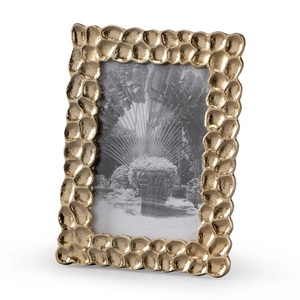 Cadre photo de luxe en laiton texturé martelé, fait main, avec motif gaufré, élégant, pour décoration de table - Product Image 1