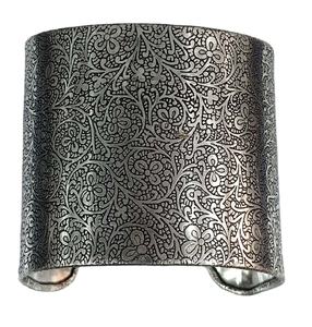 GC-BL-192 de bracelets de manchette en laiton chaud d'aspect argenté pour des bijoux de mode de femmes disponibles au prix d'exportation de l'Inde. - Product Image 1